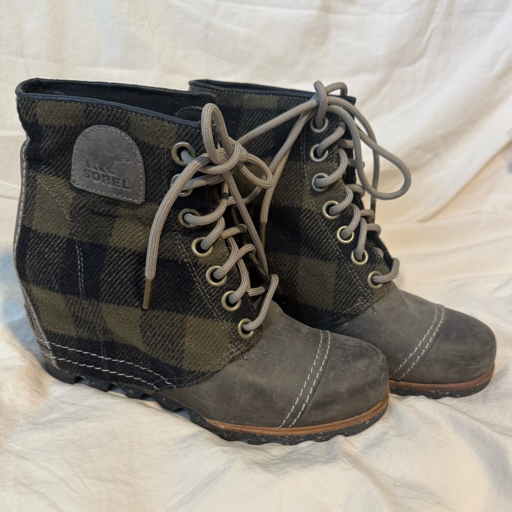 Sorel Women's Black and Gray Plaid Wedge Boots